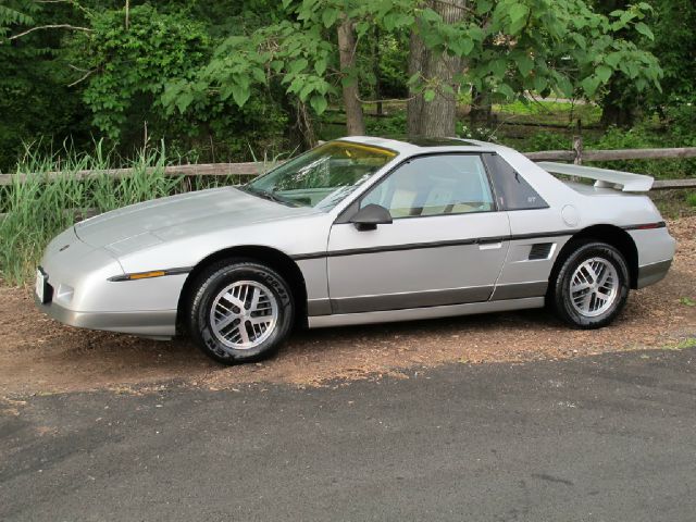 Pontiac Fiero 1985 photo 21
