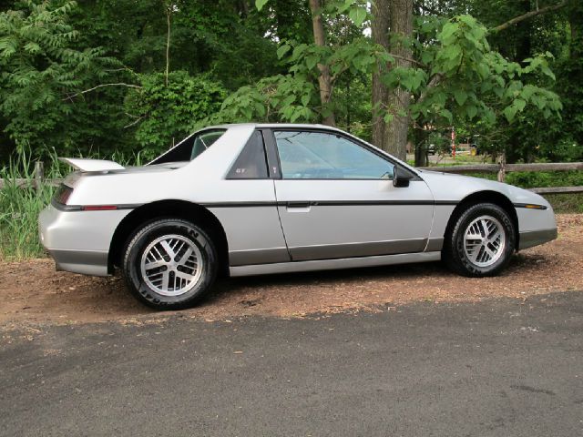 Pontiac Fiero 1985 photo 3