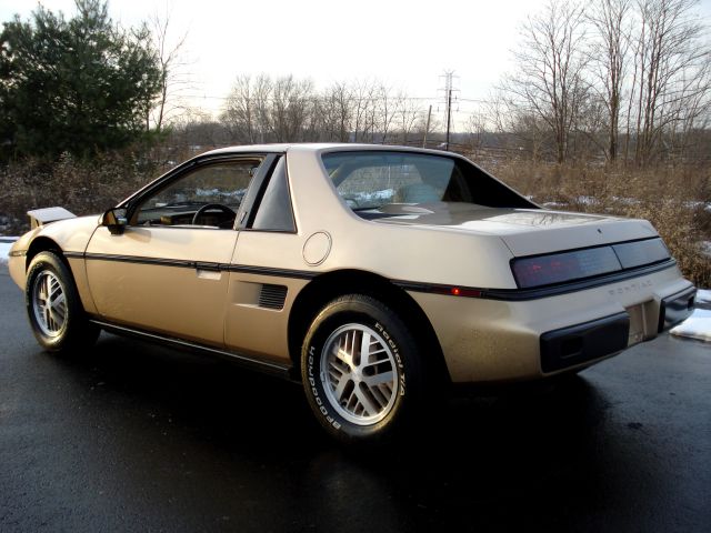Pontiac Fiero 1986 photo 1