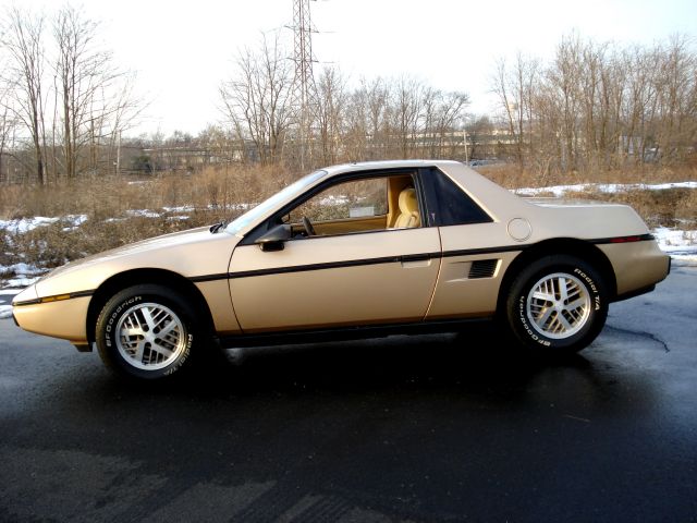 Pontiac Fiero 1986 photo 2