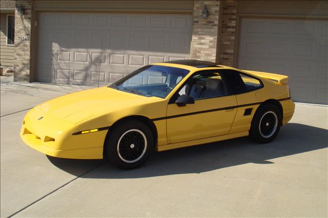 Pontiac Fiero 1988 photo 1