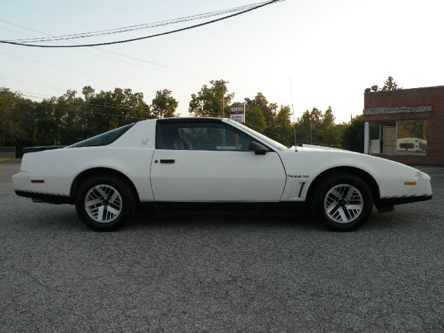 Pontiac Firebird 1983 photo 1