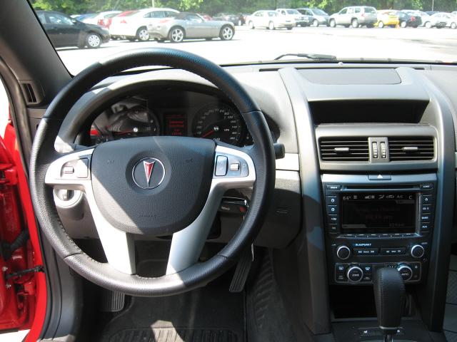 Pontiac G8 2009 photo 2