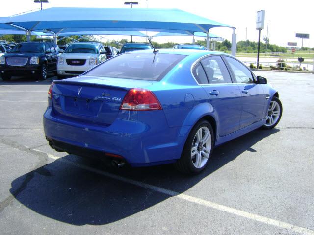 Pontiac G8 2009 photo 2