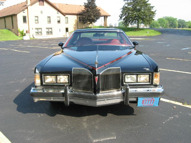 Pontiac Grand Prix 1976 photo 1