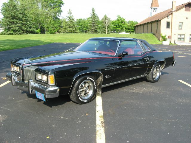 Pontiac Grand Prix 1976 photo 2