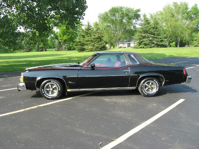 Pontiac Grand Prix 1976 photo 3