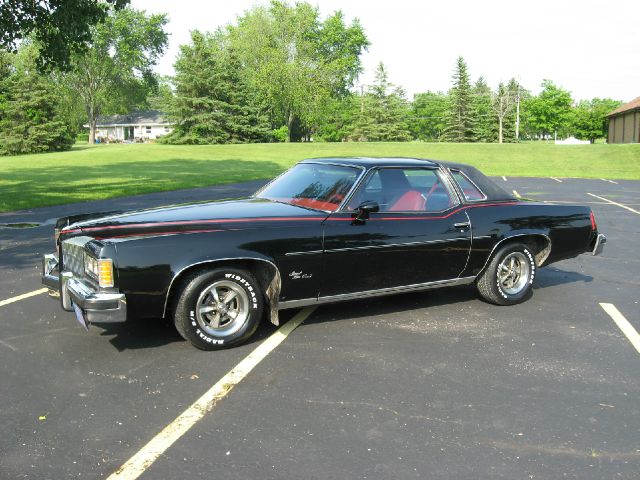 Pontiac Grand Prix 1976 photo 4
