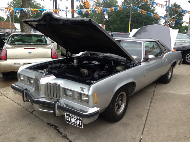 Pontiac Grand Prix 1976 photo 1