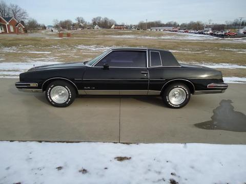 Pontiac Grand Prix 1984 photo 1