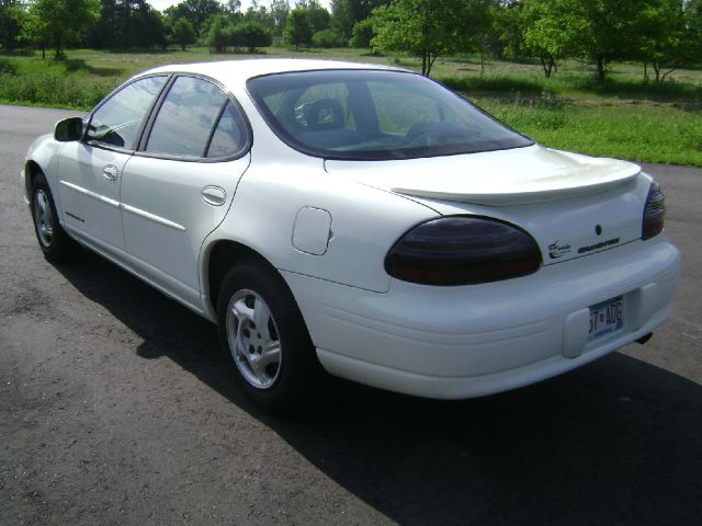 Pontiac Grand Prix SE Sedan