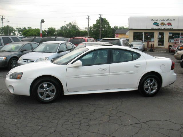 Pontiac Grand Prix 4WD Supercrew Styleside 5-1/2 Ft Box XLT Sedan