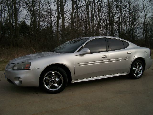 Pontiac Grand Prix 2004 photo 2