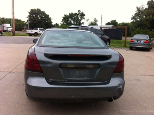 Pontiac Grand Prix 2005 photo 2