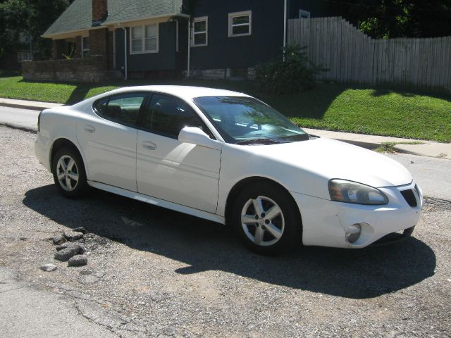 Pontiac Grand Prix 2005 photo 2