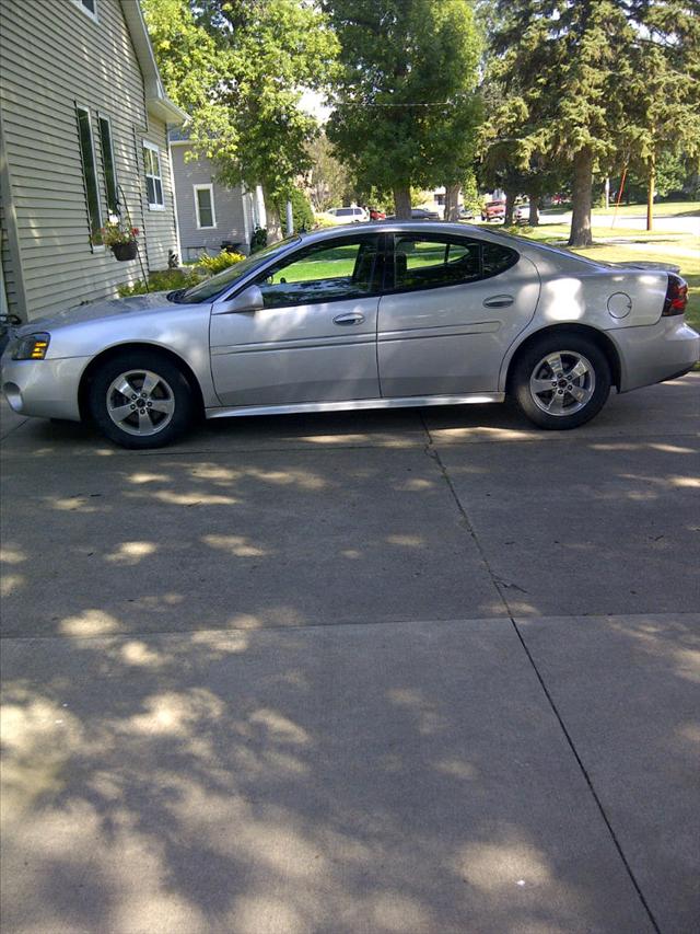 Pontiac Grand Prix 2005 photo 2