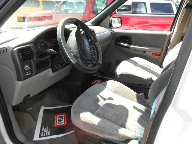 Pontiac Montana 2001 photo 2