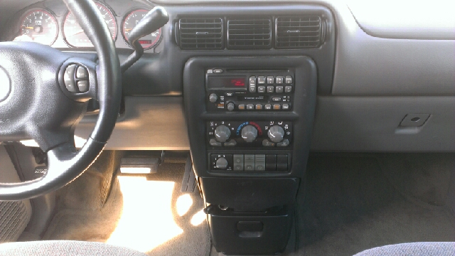 Pontiac Montana 2002 photo 2