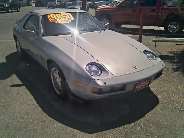 Porsche 928 1984 photo 10