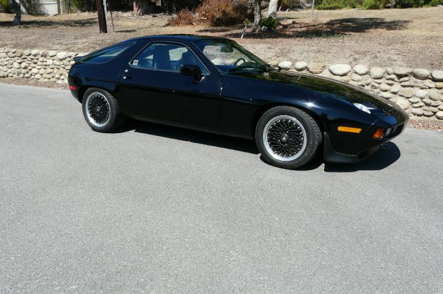 Porsche 928 1985 photo 4