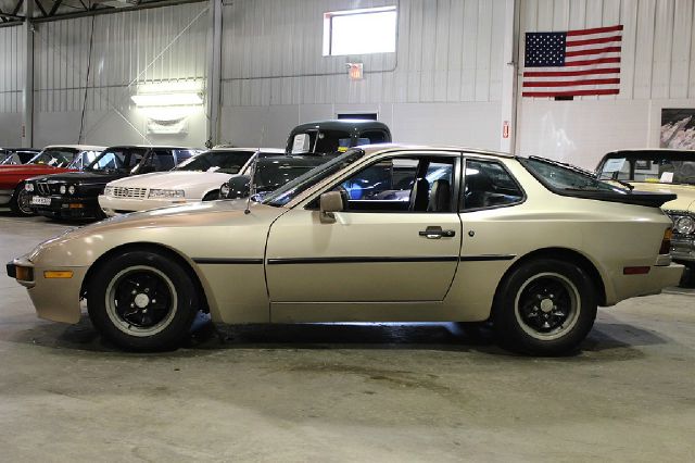 Porsche 944 1985 photo 2