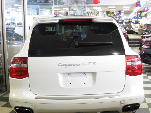 Porsche Cayenne 2010 photo 1