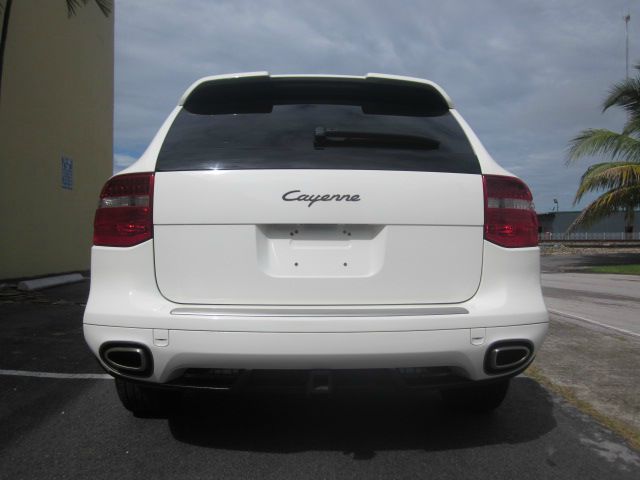 Porsche Cayenne 2010 photo 1
