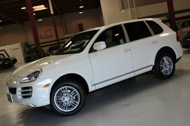Porsche Cayenne 2010 photo 1