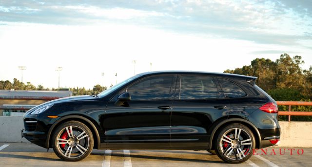 Porsche Cayenne 2007 Mazda Mazda3 S SUV