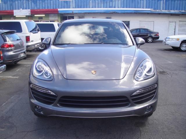 Porsche Cayenne 2011 photo 2