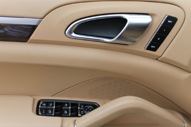 Porsche Cayenne 2011 photo 2