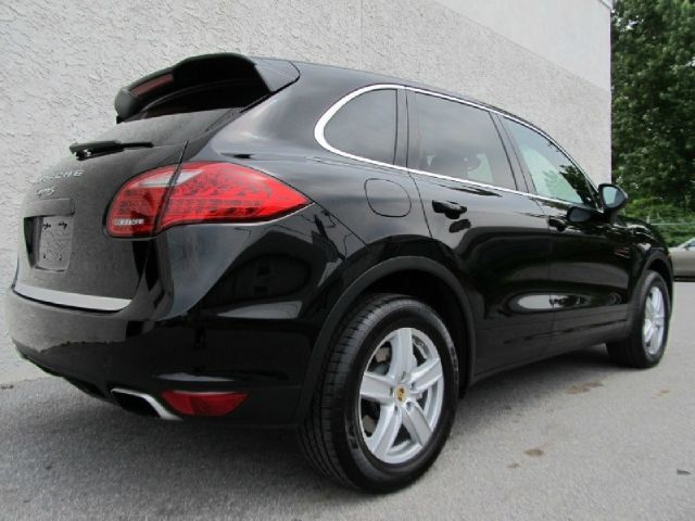 Porsche Cayenne 2011 photo 1