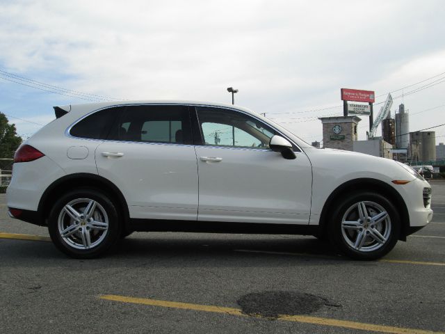 Porsche Cayenne 2011 photo 1