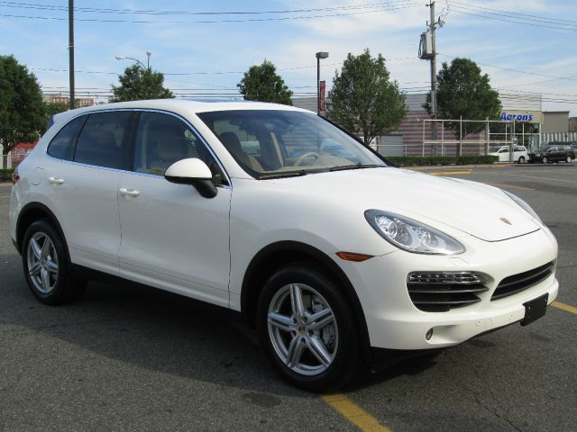 Porsche Cayenne 2011 photo 2