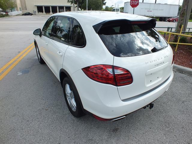 Porsche Cayenne 2011 photo 1