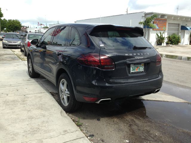 Porsche Cayenne 2012 photo 2