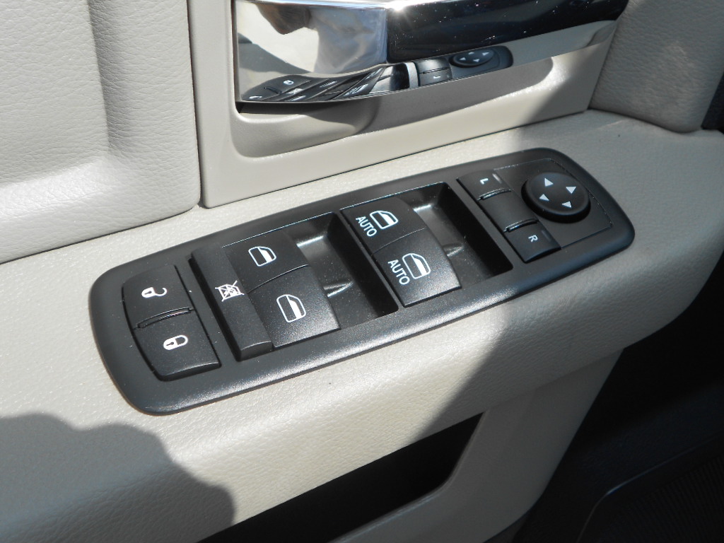 RAM Ram Pickup 2012 photo 2