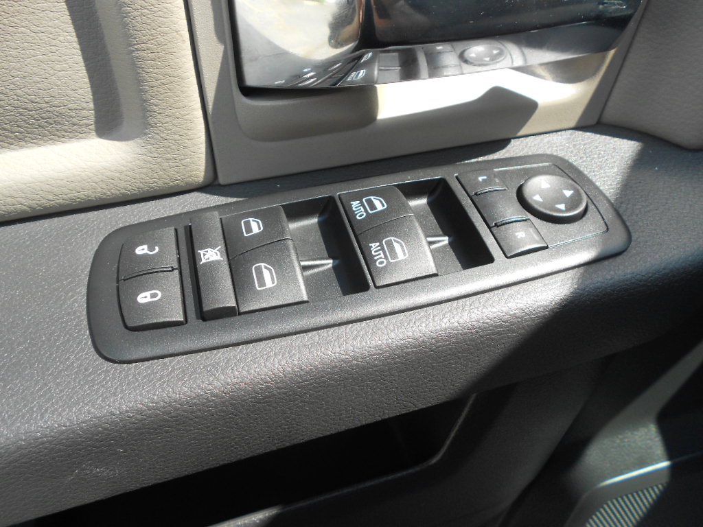 RAM Ram Pickup 2012 photo 1