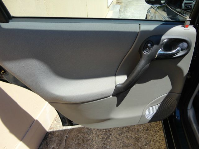 Saturn L300 2004 photo 8