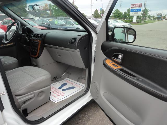 Saturn Relay 2005 photo 30