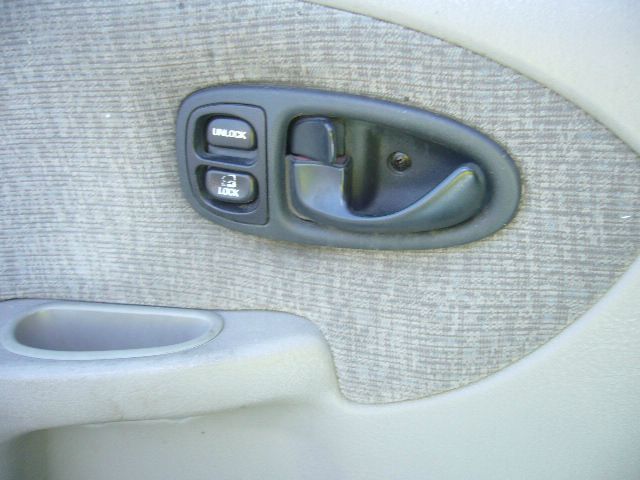 Saturn S Series 2000 photo 6