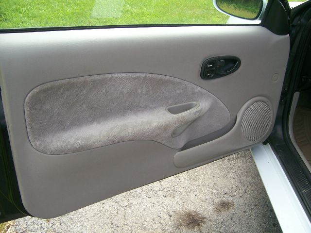 Saturn S Series 2001 photo 1