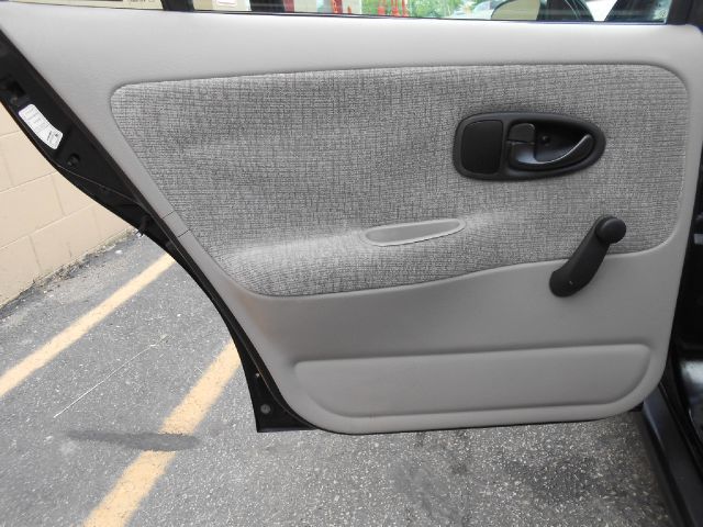 Saturn S Series 2001 photo 14