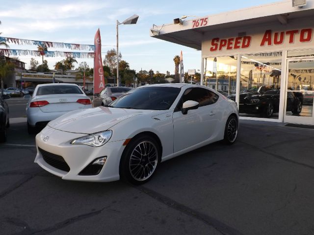 Scion FR-S 2013 photo 1