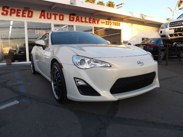 Scion FR-S 2013 photo 2