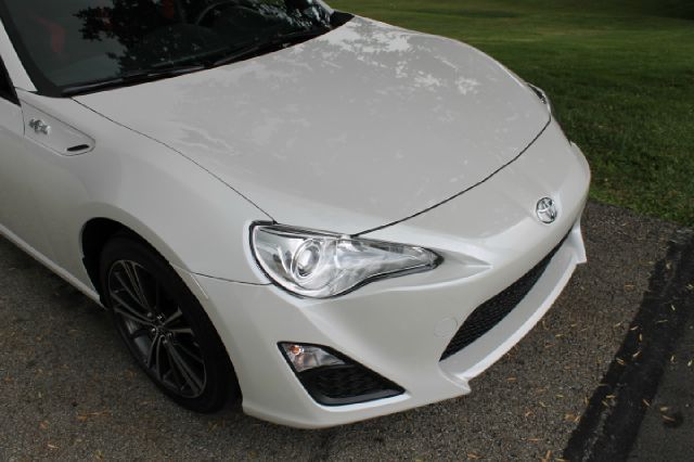 Scion FR-S 2013 photo 3