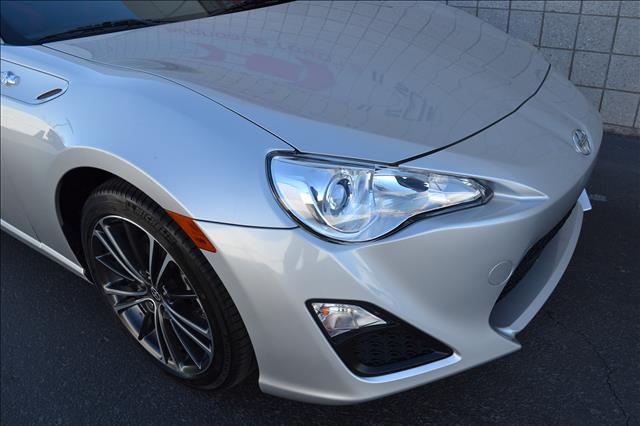 Scion FR-S 2013 photo 2