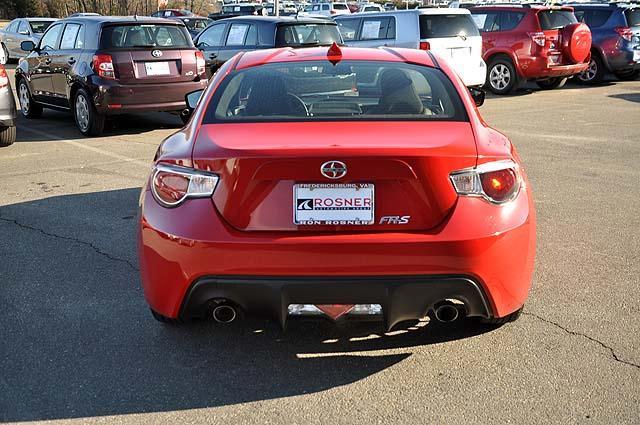 Scion FR-S 2013 photo 2