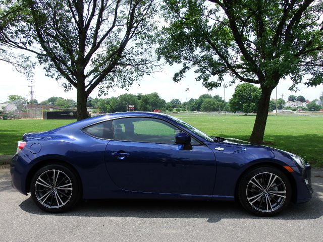 Scion FR-S 2013 photo 2