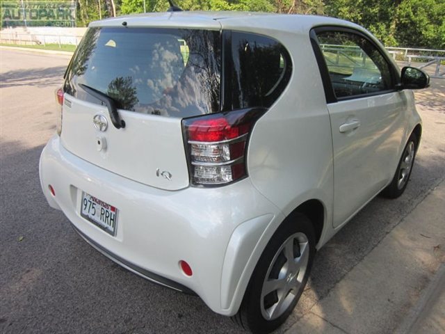Scion iQ 2012 photo 1